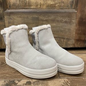 skechers double up over the edge